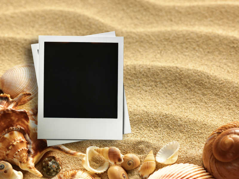 沙滩背景上的拍立得老照片