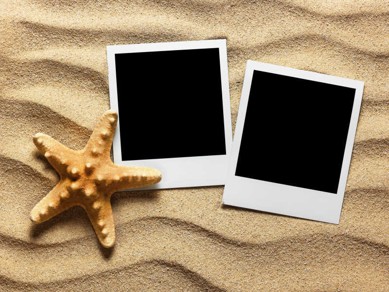 沙子背景上的两张拍立得照片