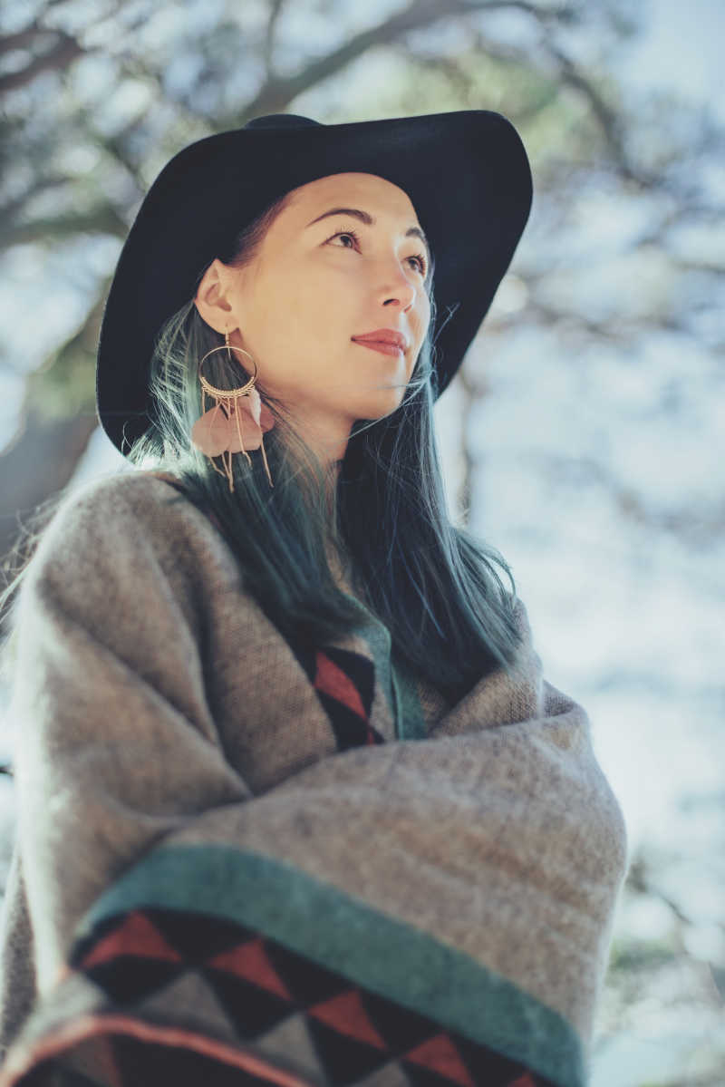 穿着披肩戴着帽子的时尚美女