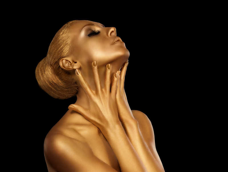 涂满金色颜料的美丽女人