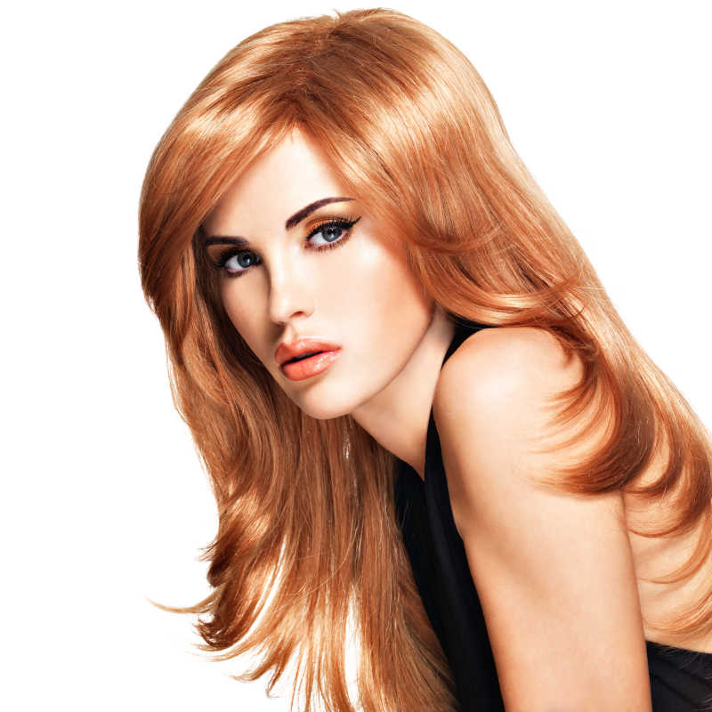 白色背景下的长发性感美女