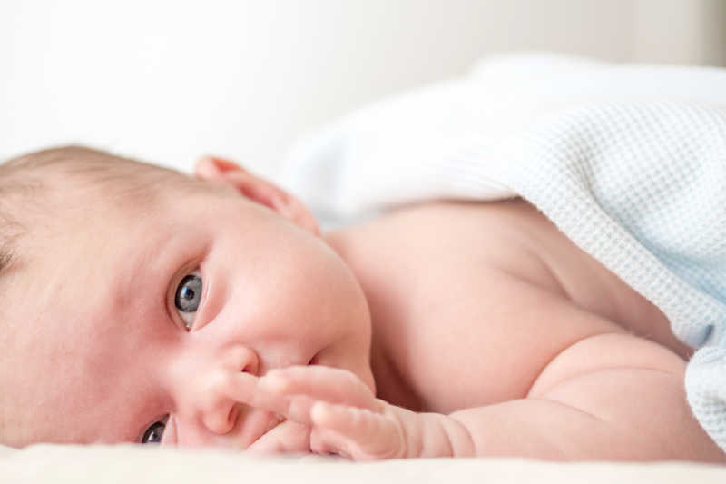 可爱的有灰色眼睛的宝宝