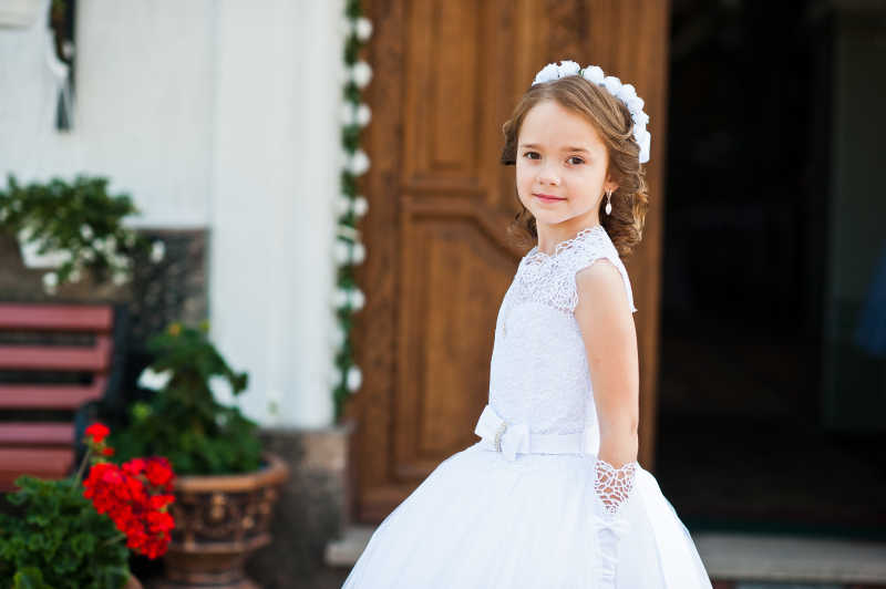 穿着白色纱裙的可爱小女孩