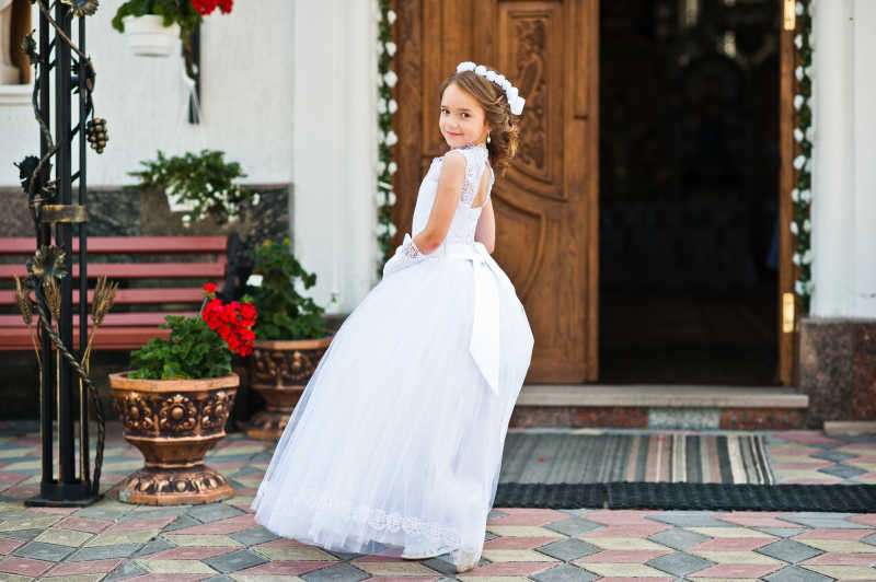 可爱的小女孩穿着白色纱裙