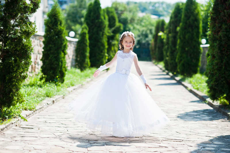 活泼的小女孩穿着白色纱裙