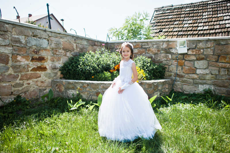 在草地上穿着纱裙的小女孩