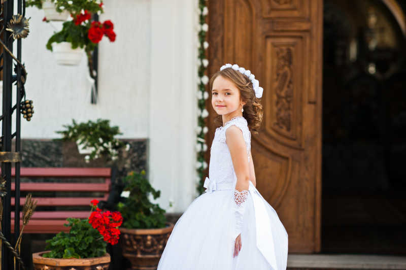 可爱的小女孩穿着洁白的纱裙