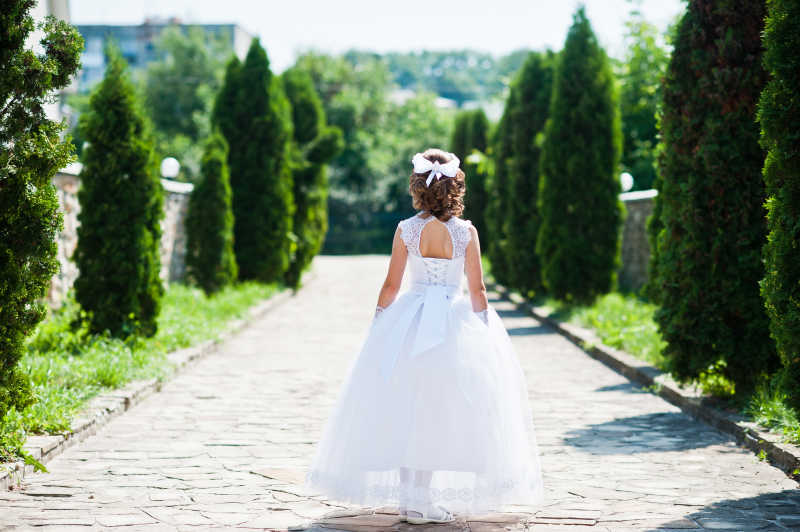 小女孩穿着白色的纱裙