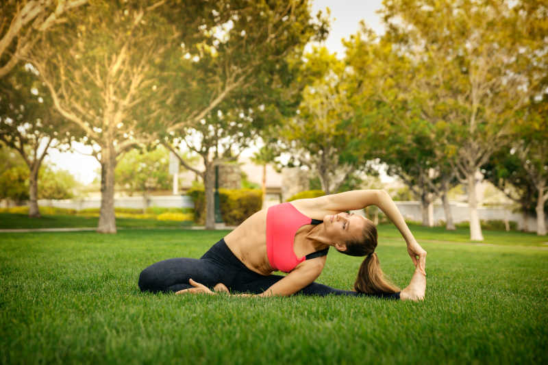 美女正在公园里做瑜伽