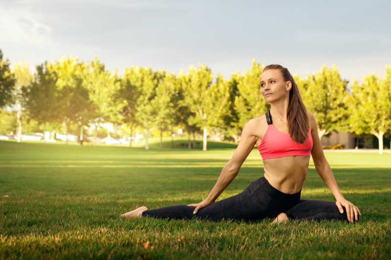 漂亮女人在公园做瑜伽练习