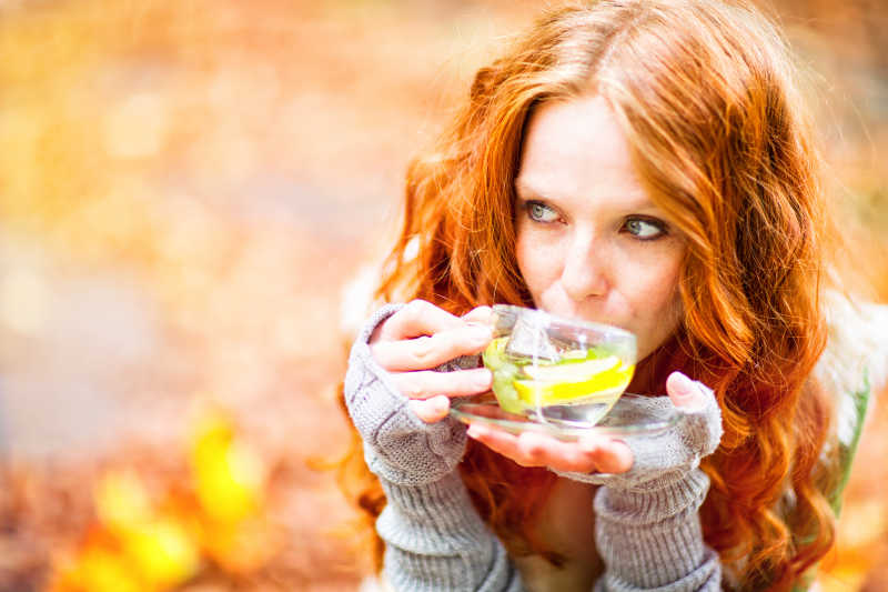 在秋色中喝茶的美女