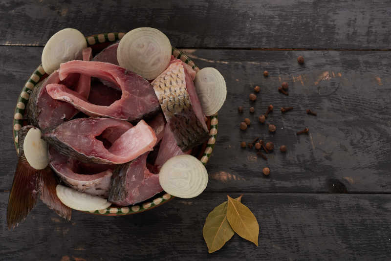 瓷碗里的生鱼片