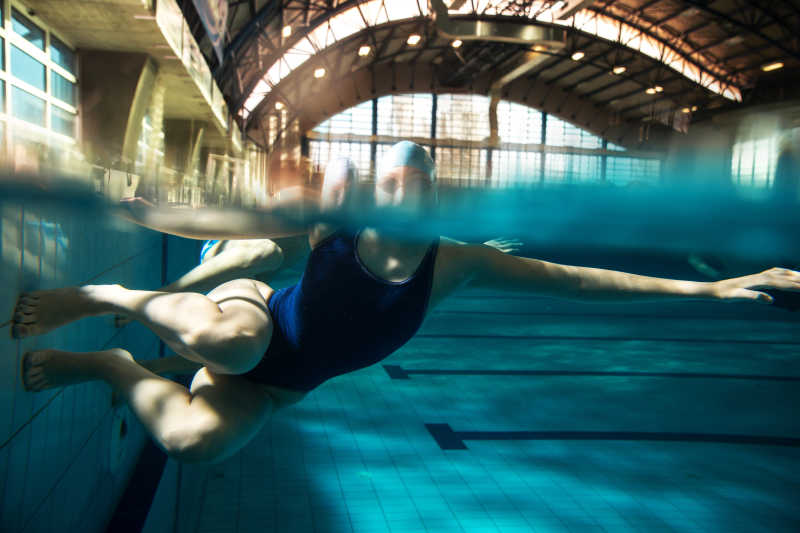 淡蓝色游泳池里的两名游泳运动员