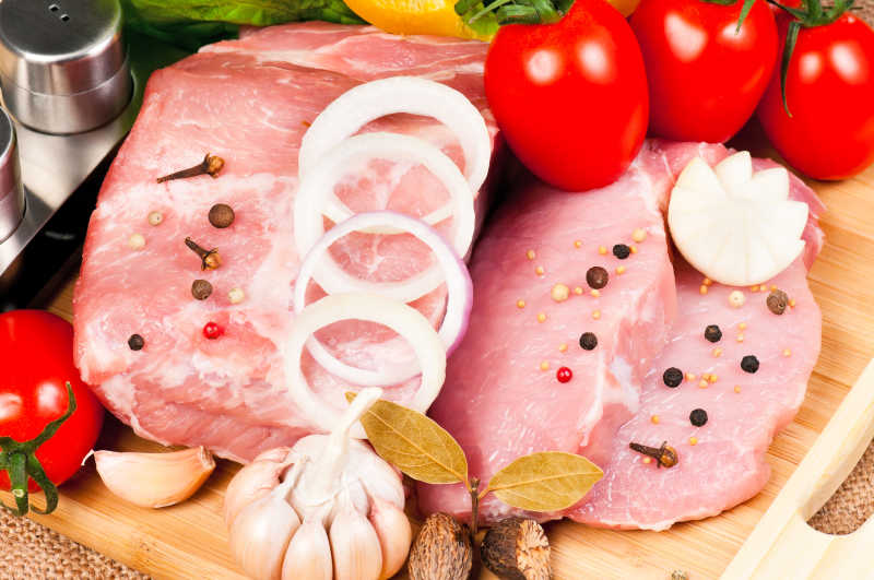 新鲜生肉与香料