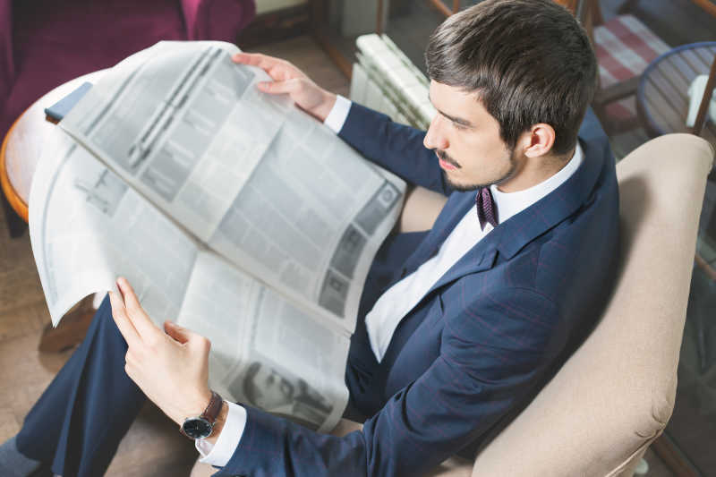 商人在椅子上看报纸