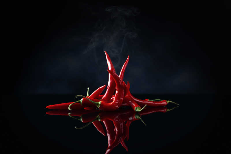 黑色背景上红色的辣椒
