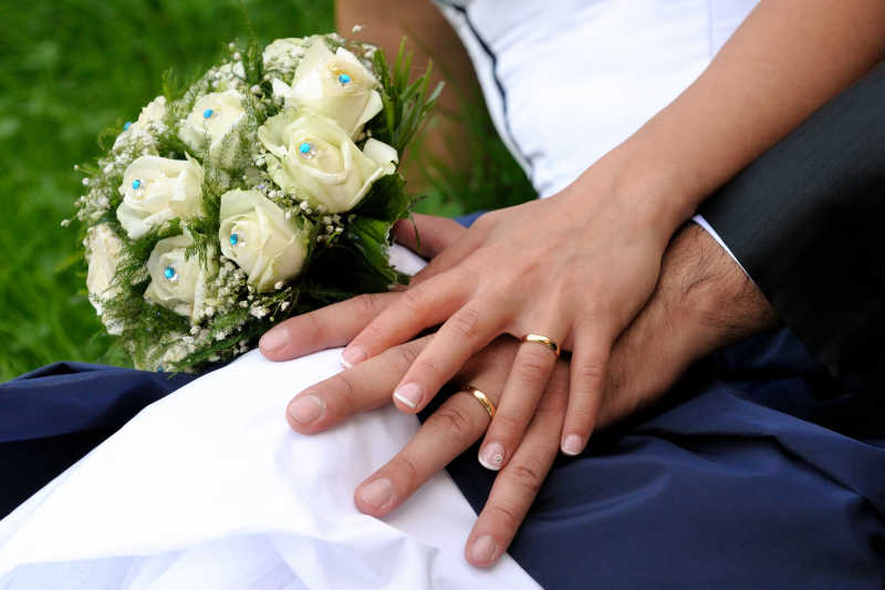 结婚戒指图片真实双手图片