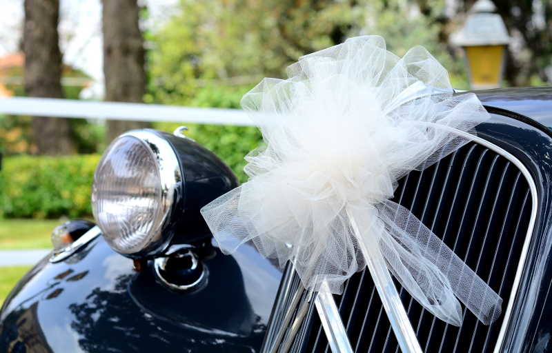 接新娘的婚车头部特写