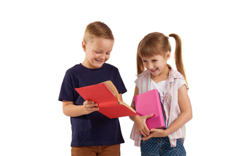 两个一起看书的可爱的小学生