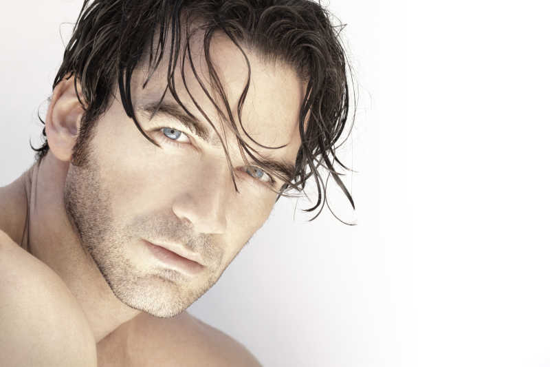 男人帅气英俊的脸庞