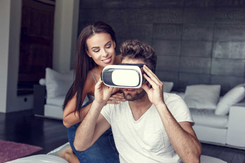 室内的男女朋友正戴着3D眼睛