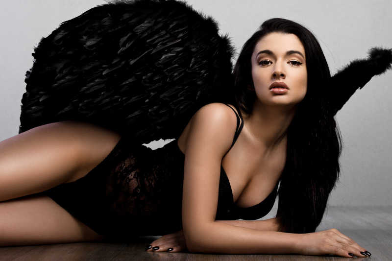 穿着性感黑色内衣的一位美女