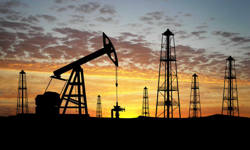 黄昏下的石油钻机