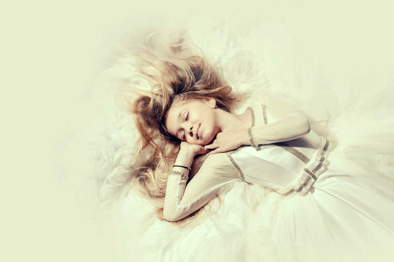 穿着白色礼服金发小女孩