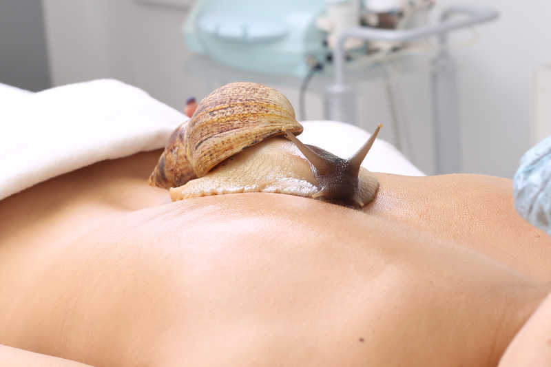 进行蜗牛皮肤清洁的美女