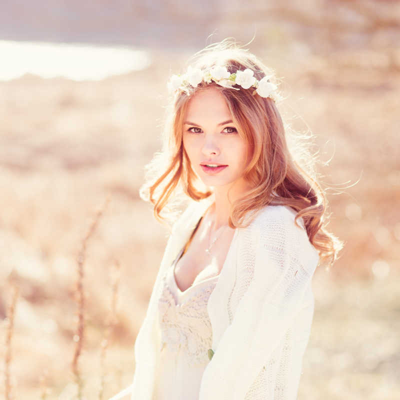 有着棕色卷发的性感女孩