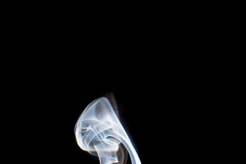 黑色烟雾背景图片_白色背景上的黑色烟雾素材_高清图片_摄影照片_寻图