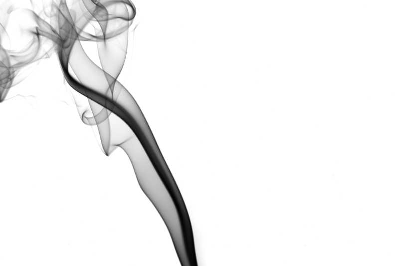白色背景上的黑色飘逸的烟雾