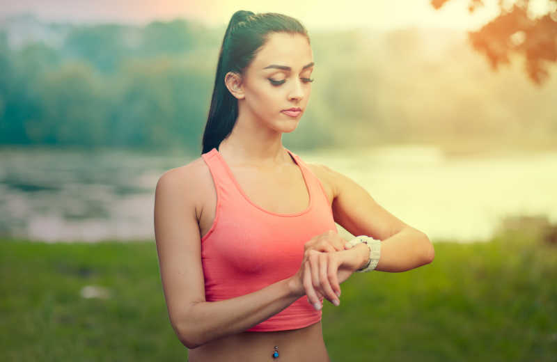 在户外健身的年轻女孩