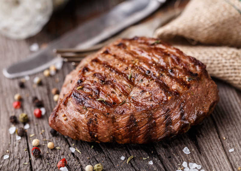 木板上美味的烤牛排