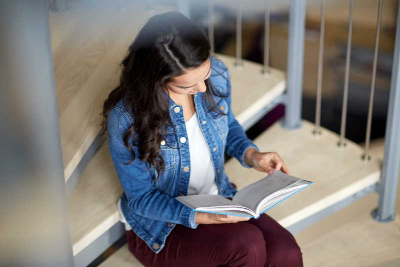 楼梯上看书的女大学生