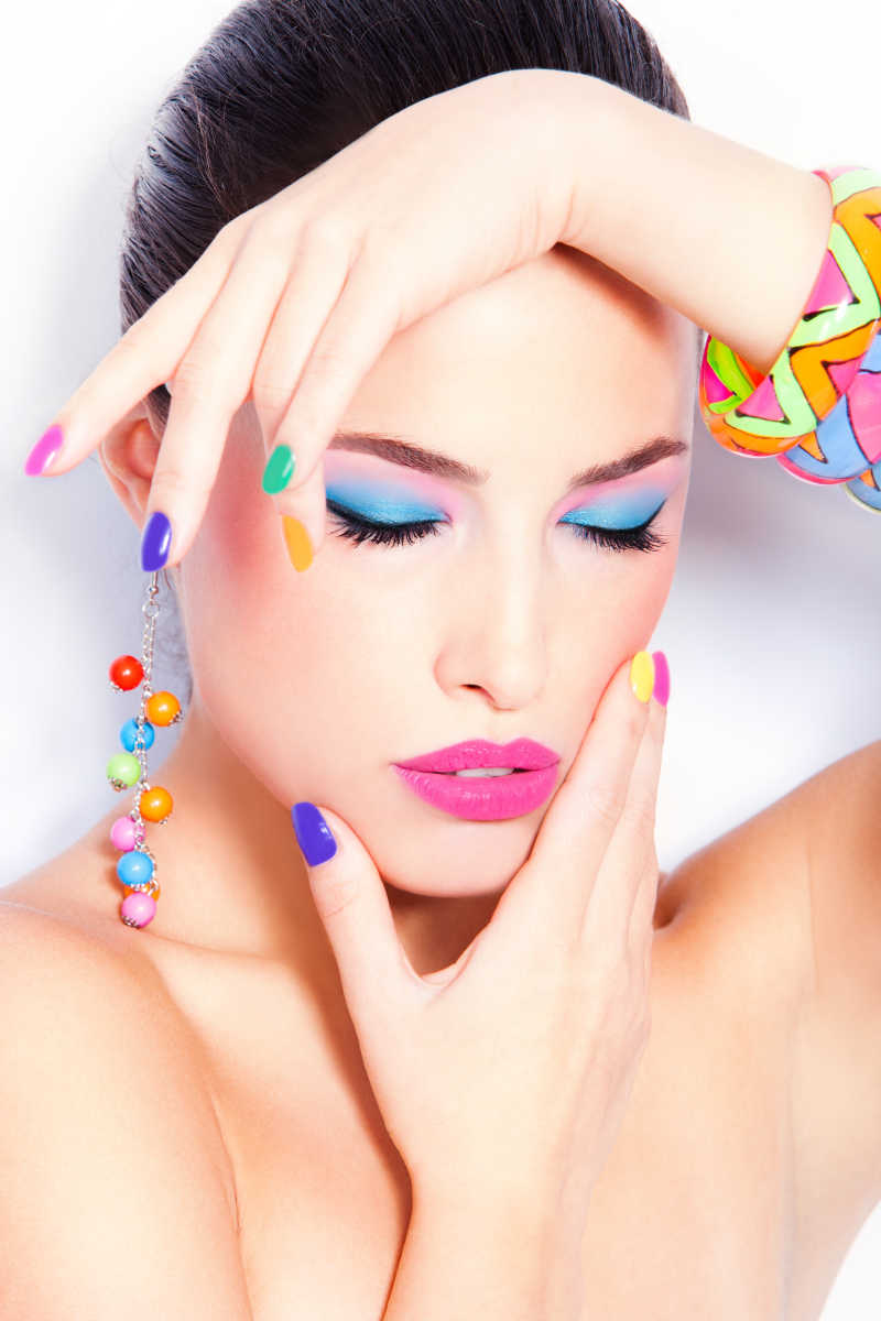 夏日五彩缤纷装扮的年轻美女