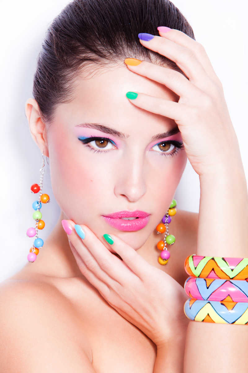 年轻靓丽女人的夏日多彩妆容