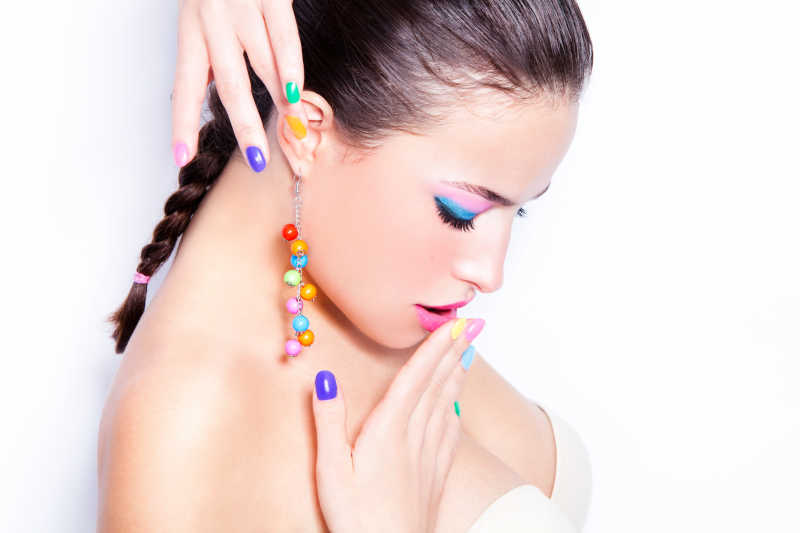 时尚女孩漂亮的五彩指甲和妆容