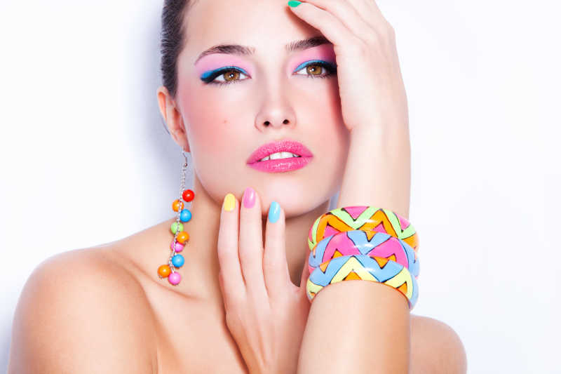 漂亮女人的多彩装饰和妆容