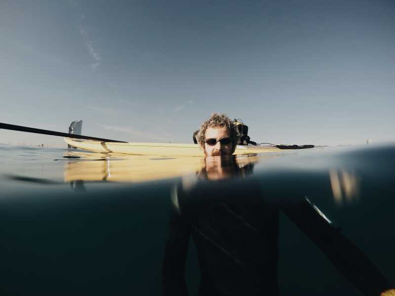 在海水里的男人