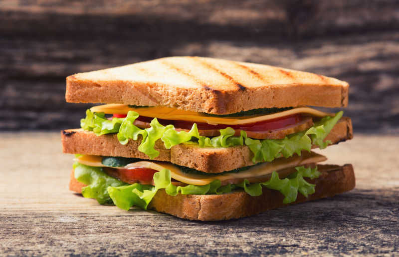 砧板上刚做的三明治