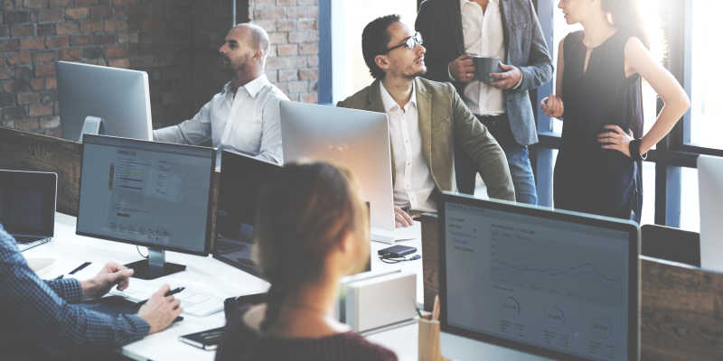 办公室讨论事项的商业团队