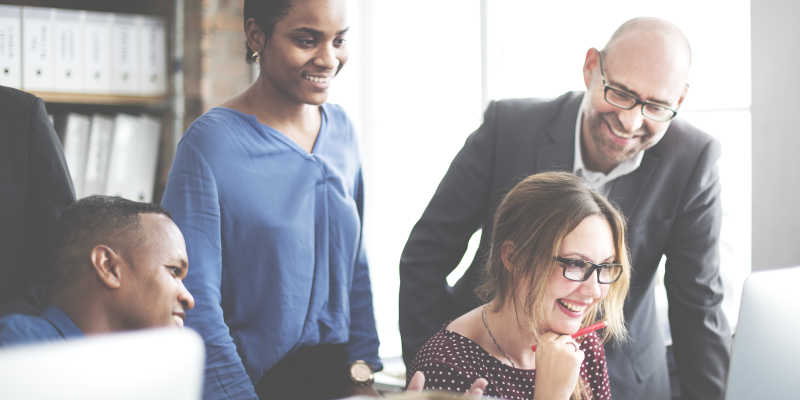 商务团队会议讨论工作项目