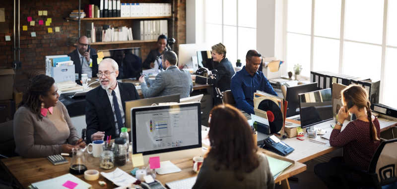 办公室忙碌的商人们