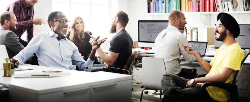 办公室里热烈讨论的商人