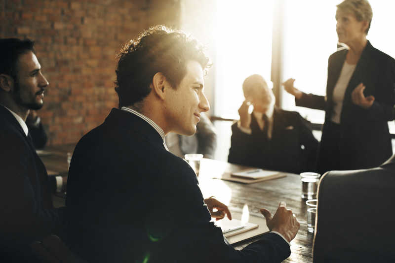 会议上的帅气商人特写