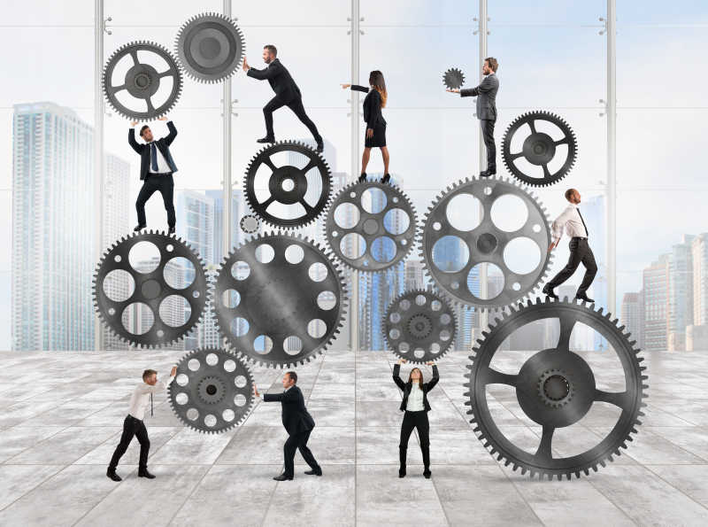 团队伙伴一起协力打造齿轮系统