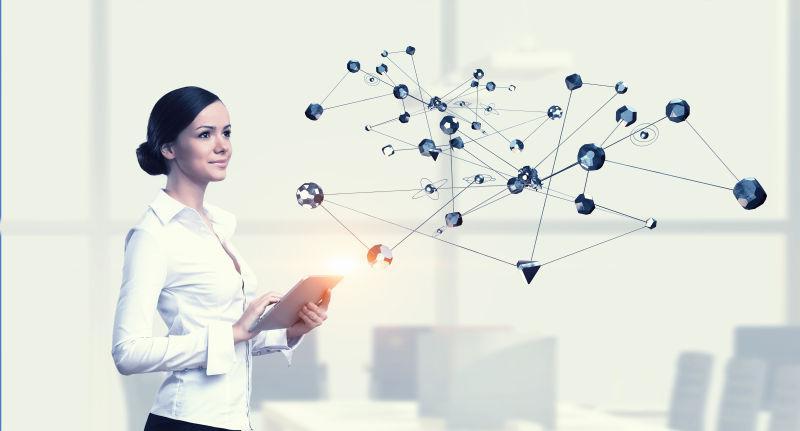 女子手拿平板电脑和连接技术