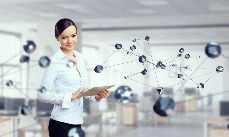 迷人的优雅女子与平板电脑