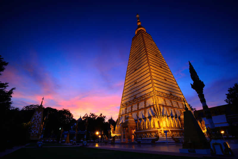 夜景下的泰国建筑寺庙
